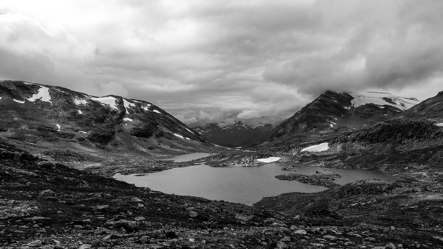 Ausschnitt aus der Berglandschaft in Jotunheimen, Norwegen in Schwarz-Weiss