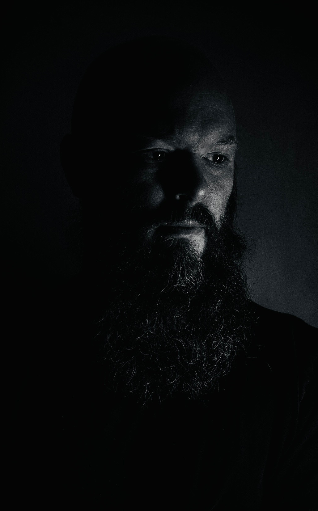 Schwarz-Weiss-Foto von dem Designer und Musiker Thure Kjer mit dezenter Beleuchtung
