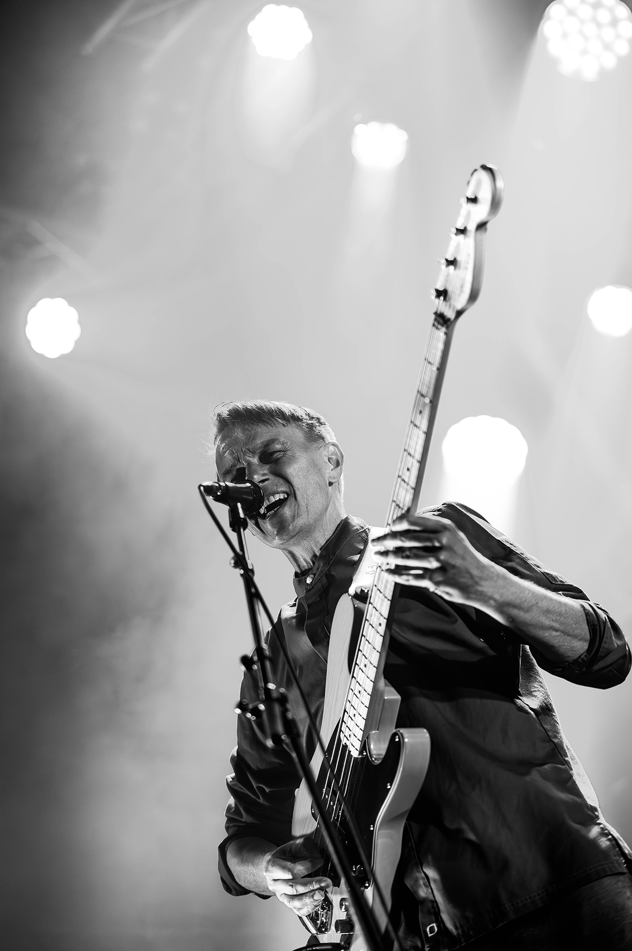 Bassist der Band Lerm mit E beim Live-Auftritt auf der Bühne im Treibsand Lübeck, Schwarzweiß-Fotografie
