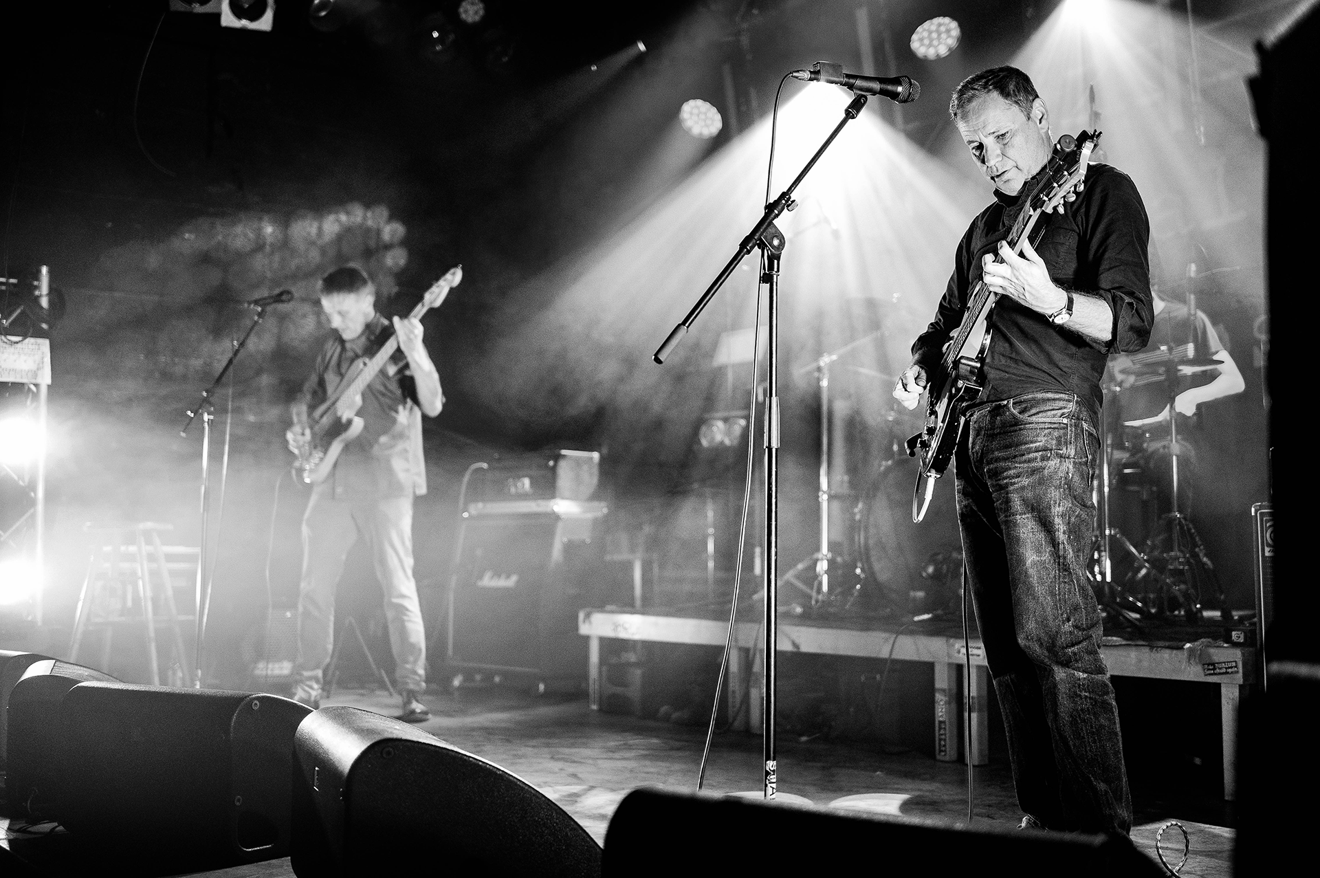 Band Lerm mit E beim Live-Auftritt im Treibsand Lübeck, stimmungsvolles Schwarzweiß-Foto der gesamten Band auf der Bühne