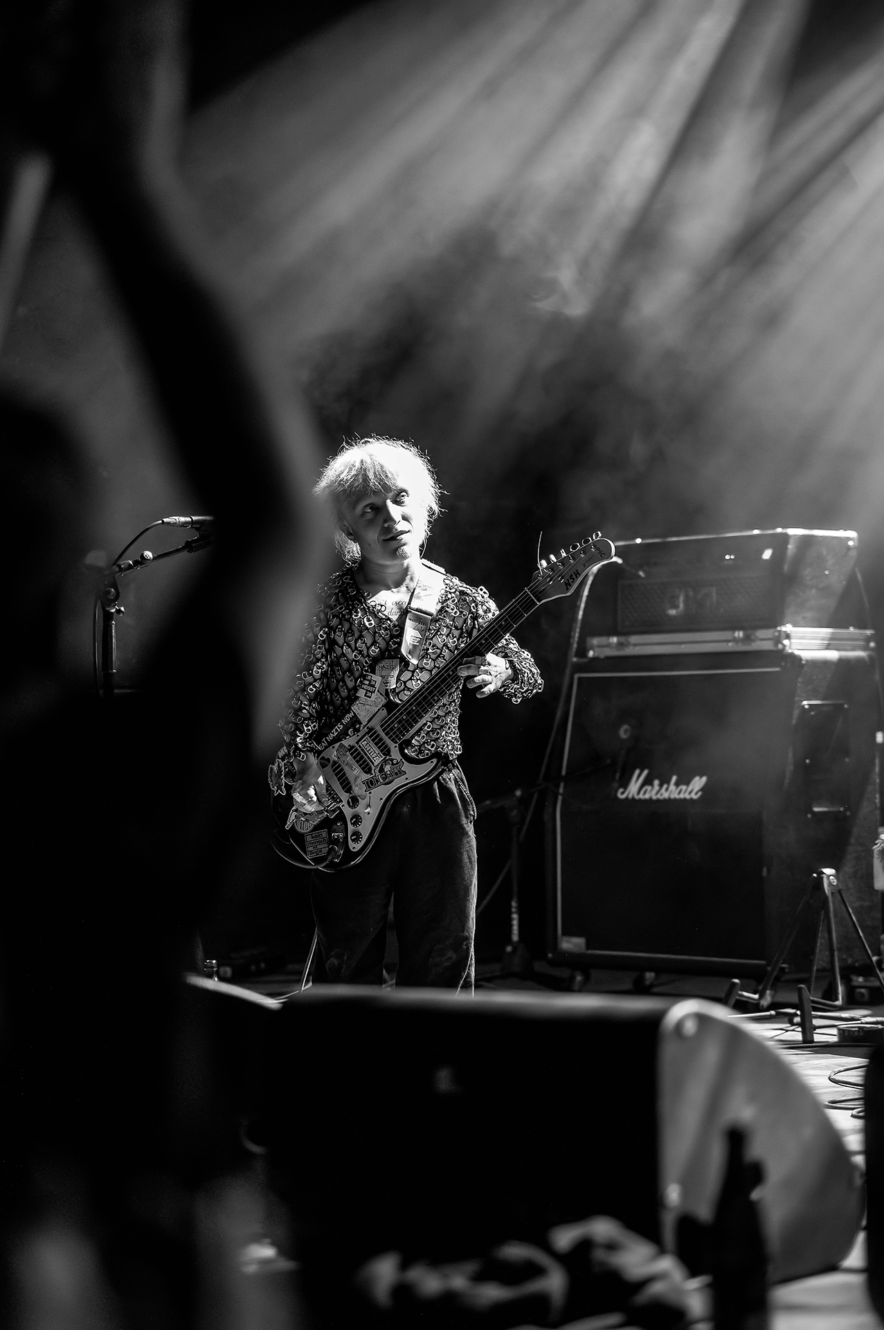 Gitarrist der Band Nicotine Suck Heads beim Konzert zur Lokalzeit im Treibsand Lübeck, Schwarzweiß-Fotografie