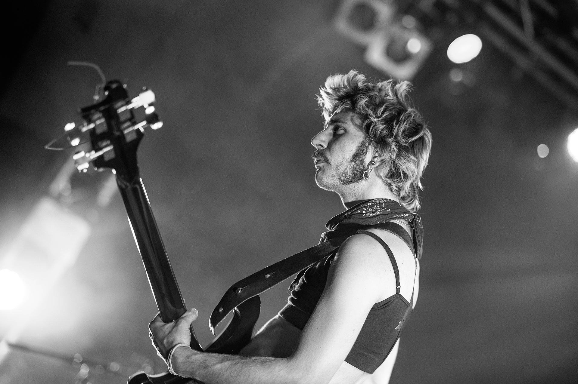 Bassist der Band Nicotine Suck Heads bei Live-Auftritt zur Lokalzeit im Treibsand Lübeck, Schwarzweiß-Fotografie